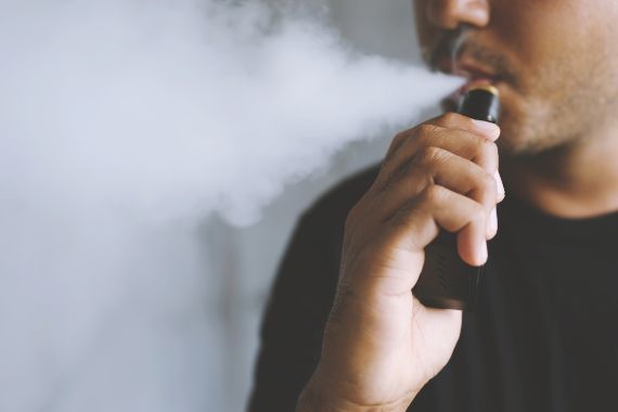 liquido sigaretta elettronica in bocca